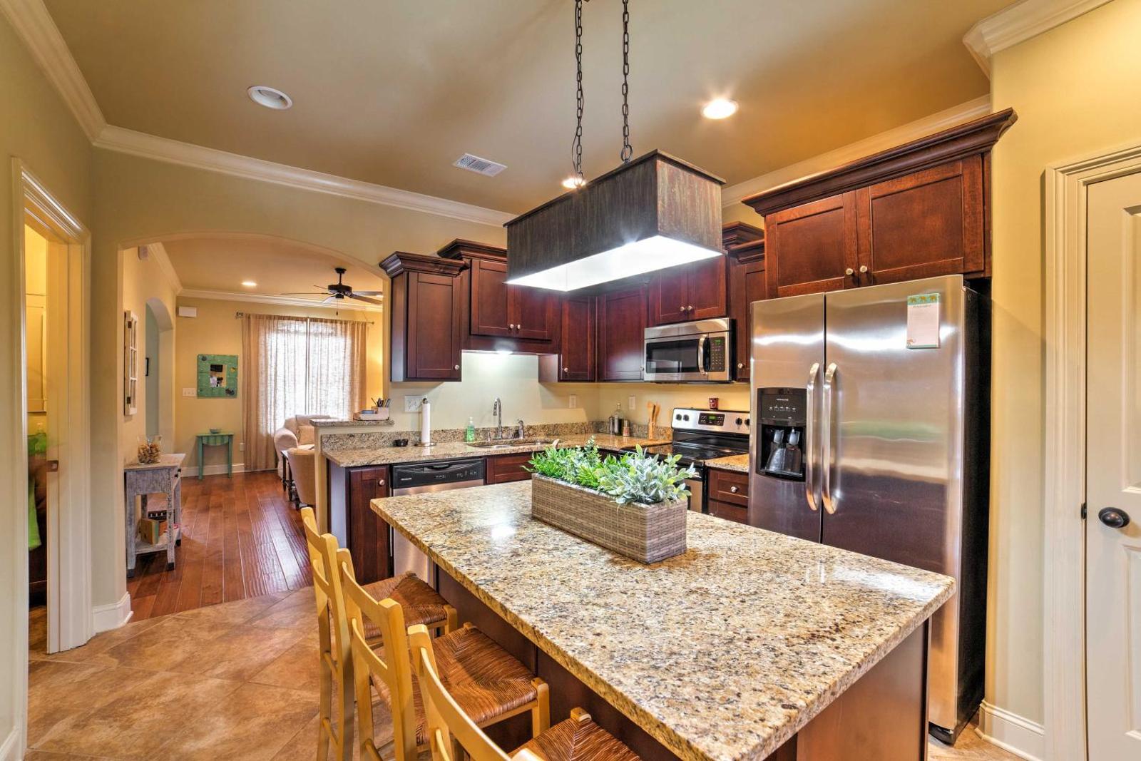 Bright Oxford Townhouse with Pool Access and Patio! Main image 2